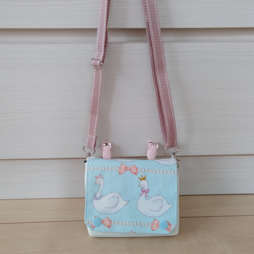 可愛い移動ポケット・蓋付き・撥水布地使用（水色布に白鳥柄＋白