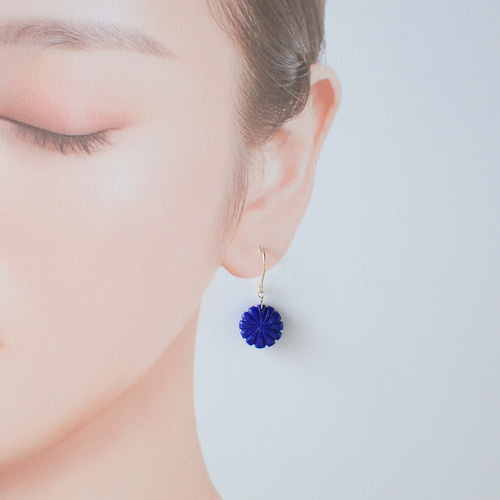 14kgf＊ラピスラズリ＊フラワーカービング ピアス ピアス（フック・チェーン） kokemomo 通販｜Creema(クリーマ) 17771886
