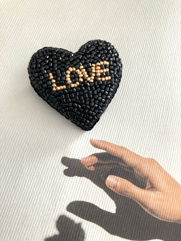 ビーズ刺繍ブローチ ブラックハート ラブ LOVE 大人エレガントハート 