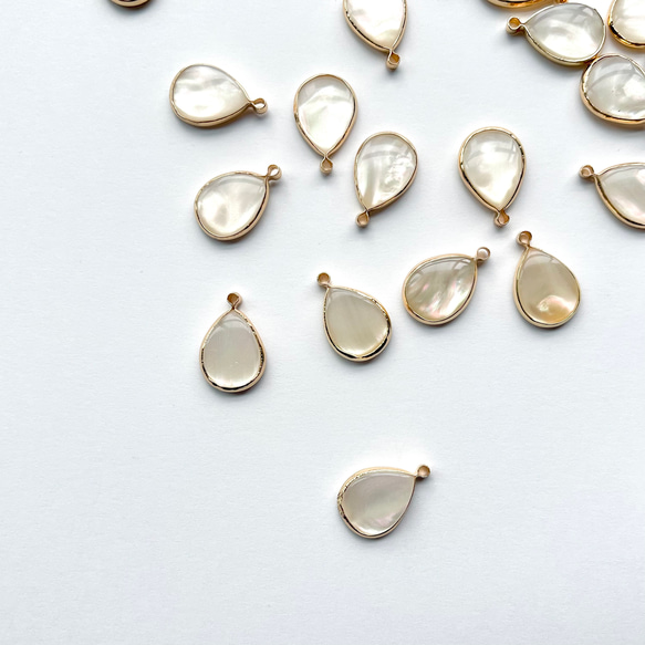 【4個】シェル風雫チャーム 2枚目の画像