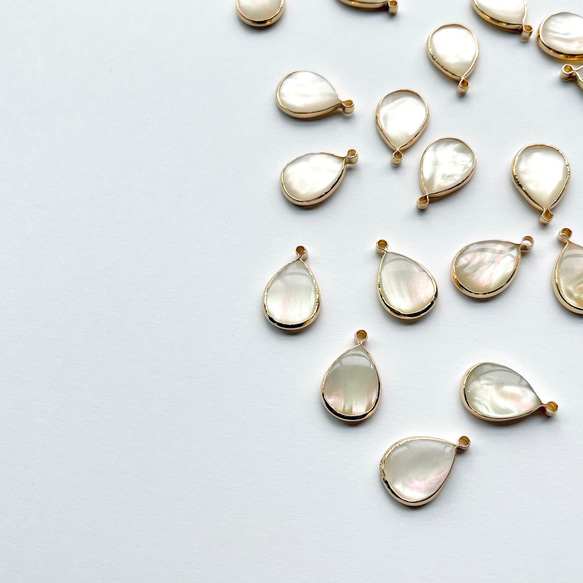 【4個】シェル風雫チャーム 1枚目の画像