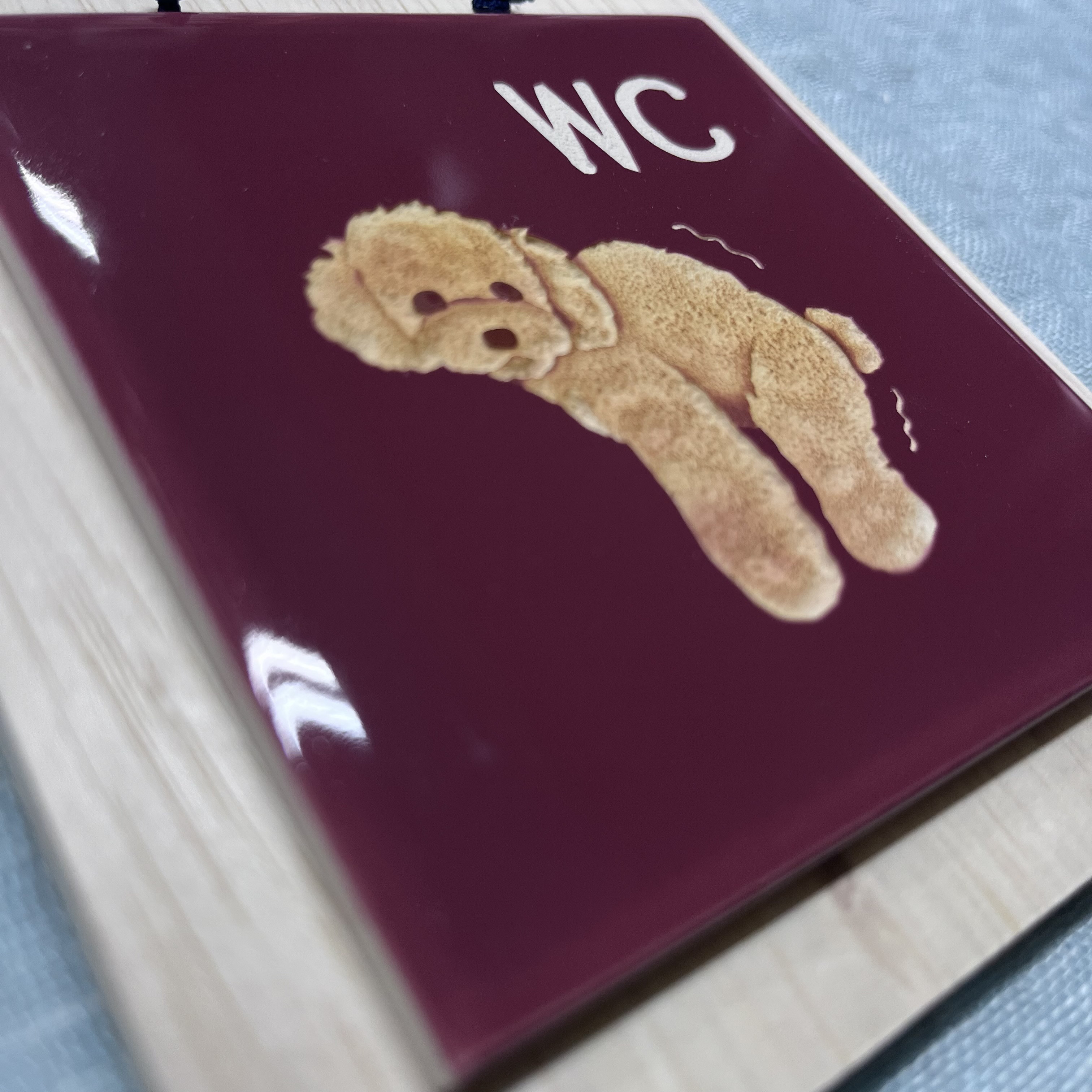 Ezviz - 壁掛けトイレ札「トイプードル」 