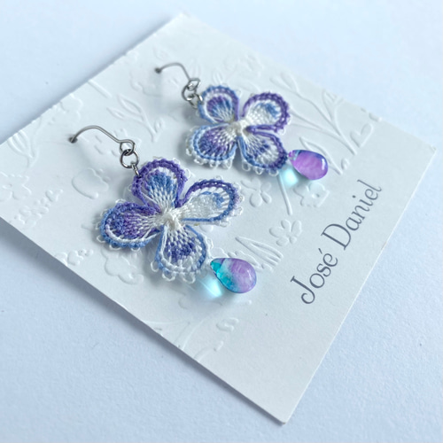 紫陽花と雨のしずく 糸のピアス/イヤリング ニャンドゥティ 刺繍 雨 花