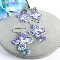紫陽花と雨のしずく 糸のピアス/イヤリング ニャンドゥティ 刺繍 雨 花