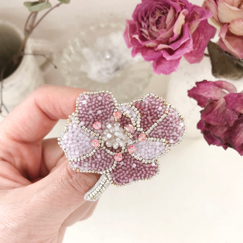 オートクチュールビーズ刺しゅう　チャーム　ブローチ オートクチュールビーズ刺繍のブローチ ローズヒップ ブローチ