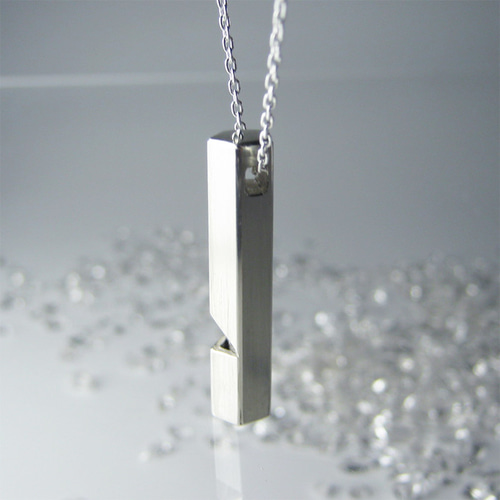 地震!?】銀の笛 五角形のすくっとした姿の銀の笛 チェーン付 シルバー