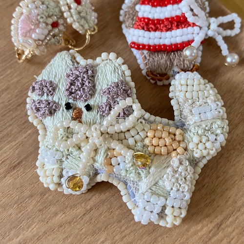 受注製作】見返り茶トラ猫の刺繍ブローチ ブローチ la_omame