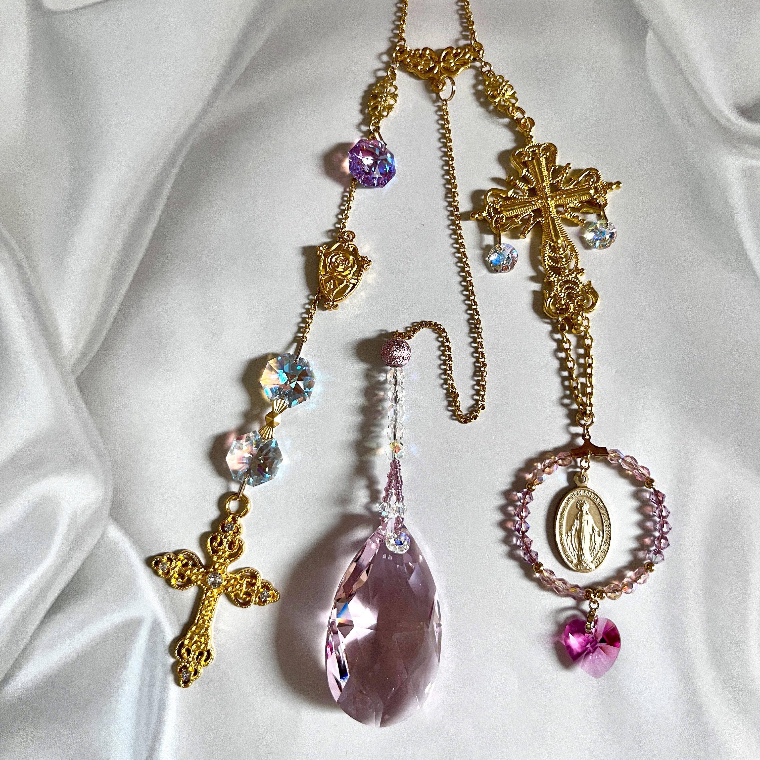 聖母マリア癒しと愛の光・メダイ付サンキャッチャー☆ピンク色　スワロ50㎜使用