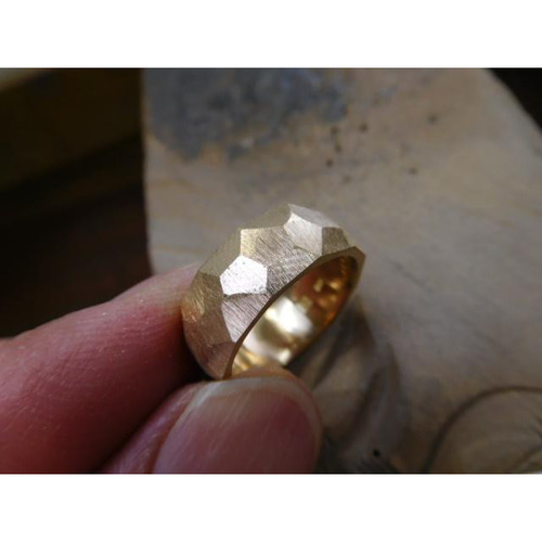 k18槌目リング手作り鍛造