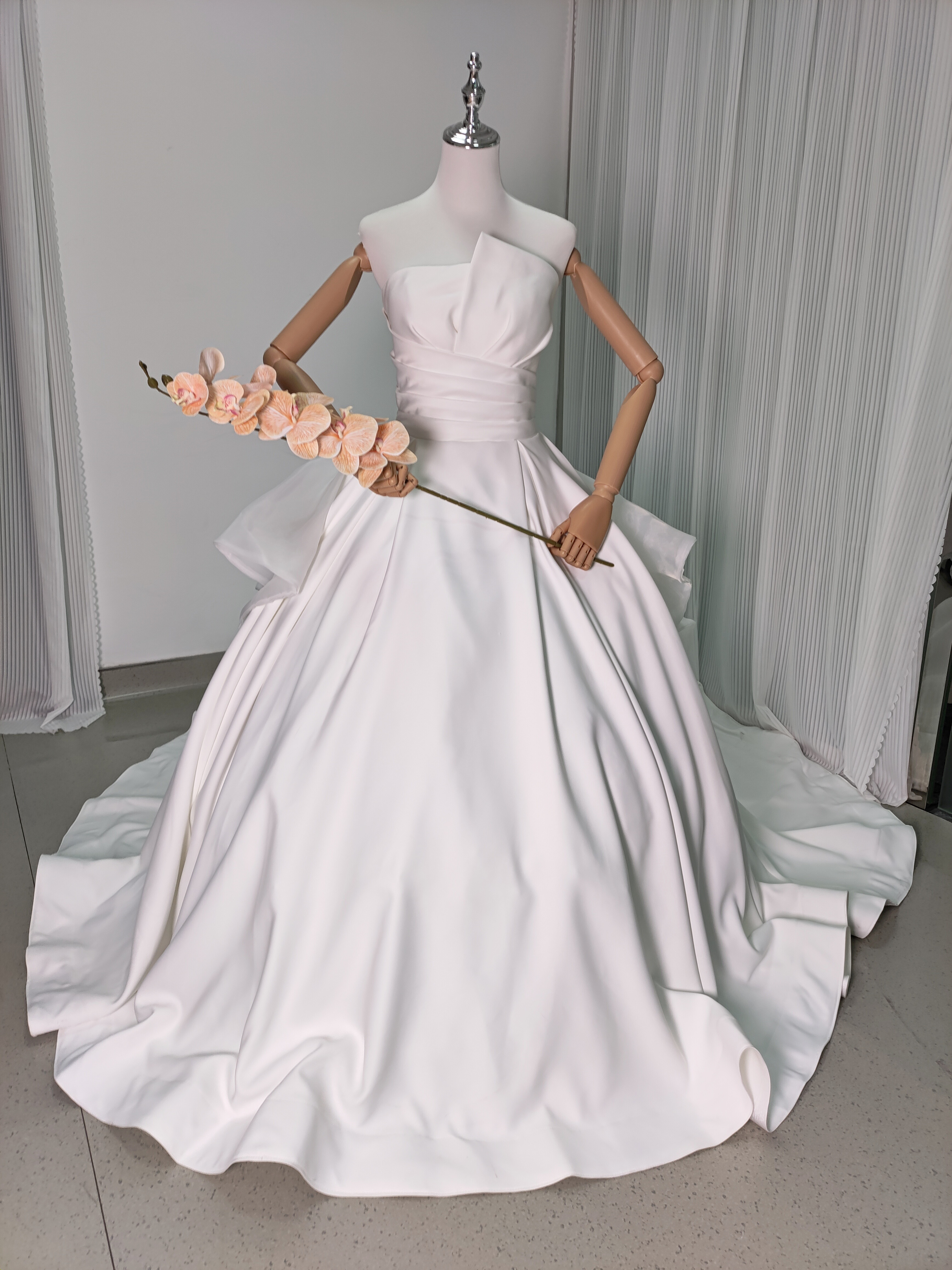 送料無料！ウェディングドレス  マット生地   ふっくら柔らかなバックリボン 披露宴/結婚式 華やか