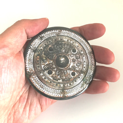 三角縁神獣鏡 印刷 缶ミラー 鏡 三角縁四神二獣鏡 卑弥呼 邪馬台国 グッズ レプリカ ホビー 銅鏡 mirror 手鏡 2枚目の画像