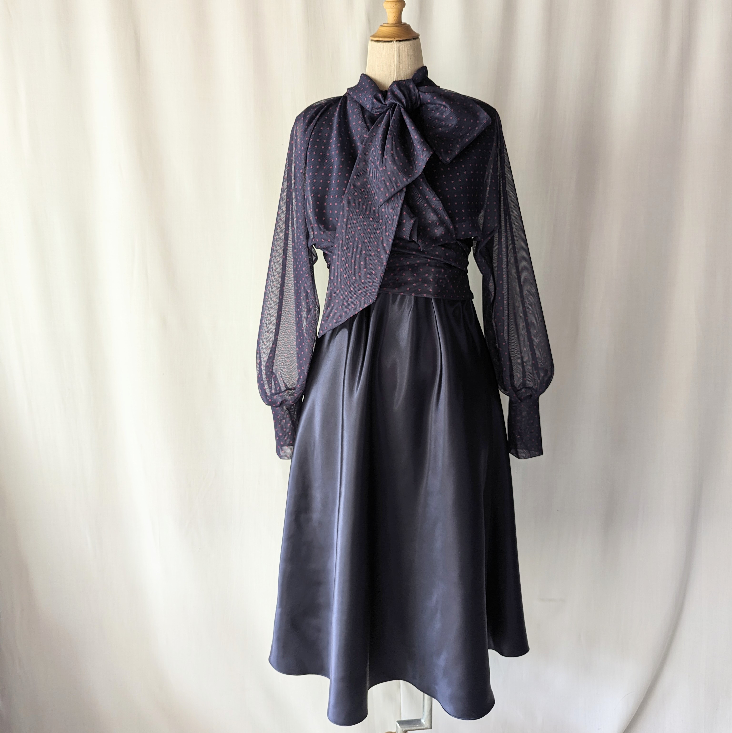 チェリーカラーのドットチェールブラウス