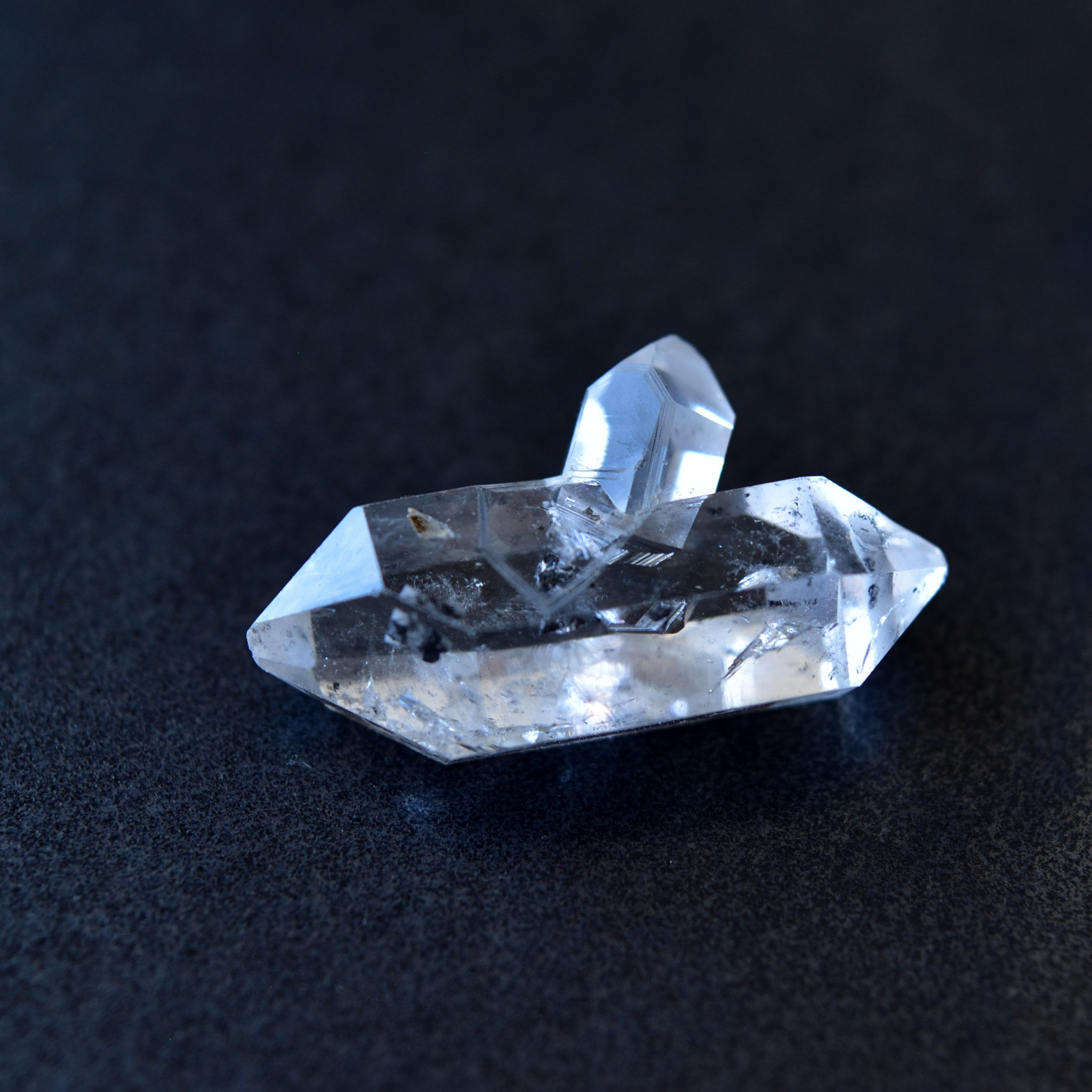 グラファイト・イン・クォーツ　カーボン入り両剣水晶　穴あき　四川水晶　中国・四川省産　15cts./ クリスタル・ルース