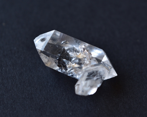 更に値下げ【珍しい 水入り カーボン入り 巨大水晶】原石 中国 江蘇省産 11bca87d4e8f97d9b594fed5a444ed