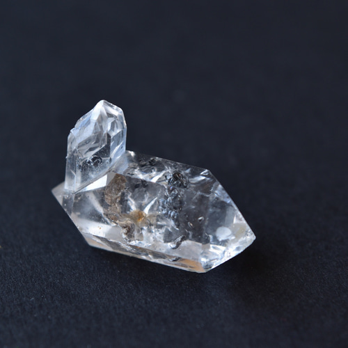 グラファイト・イン・クォーツ カーボン入り両剣水晶 穴あき