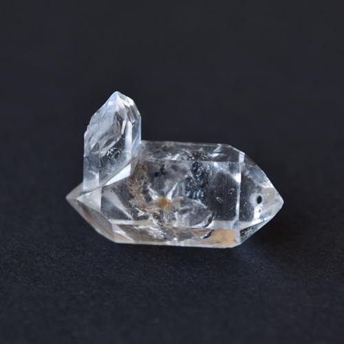 グラファイト・イン・クォーツ カーボン入り両剣水晶 穴あき 四川水晶