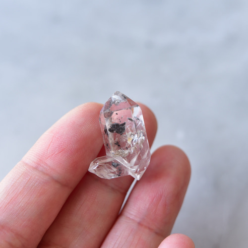 グラファイト・イン・クォーツ カーボン入り両剣水晶 穴あき