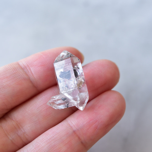 グラファイト・イン・クォーツ カーボン入り両剣水晶 穴あき