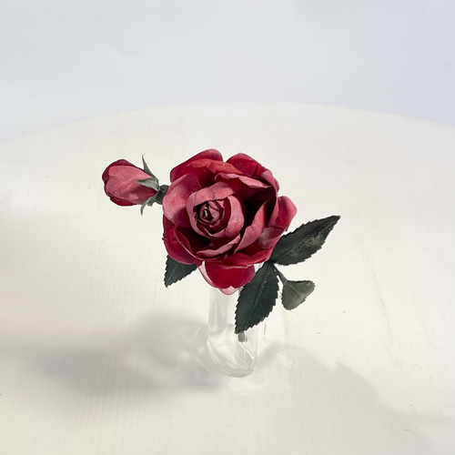 布花アンティークレッドに染めたシルクフラワーの薔薇のコサージュ