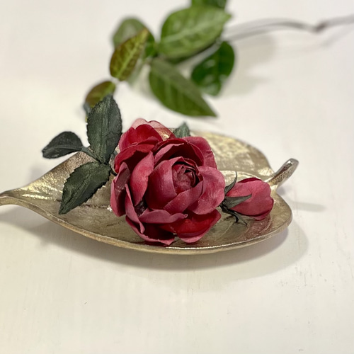 布花アンティークレッドに染めたシルクフラワーの薔薇のコサージュ