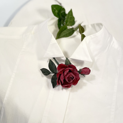 布花アンティークレッドに染めたシルクフラワーの薔薇のコサージュ