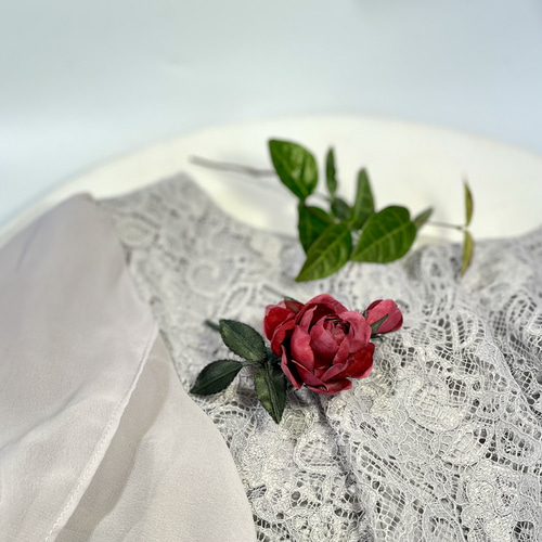布花アンティークレッドに染めたシルクフラワーの薔薇のコサージュ