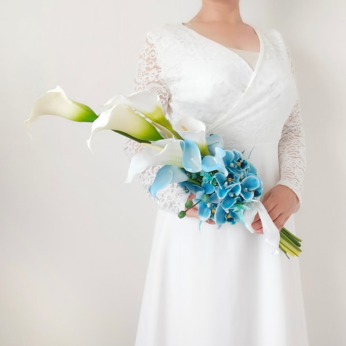 生花に見える】マリンブルーのカラー 胡蝶蘭のウェディングブーケ 白