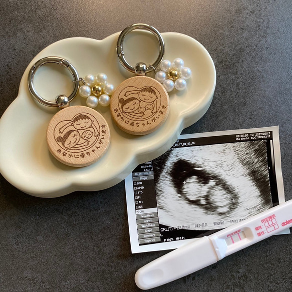送料込み　家族の愛が伝わるオリジナルマタニティキーホルダー　お父さん　お母さん　木製キーホルダー　マタニティマーク　双子 1枚目の画像