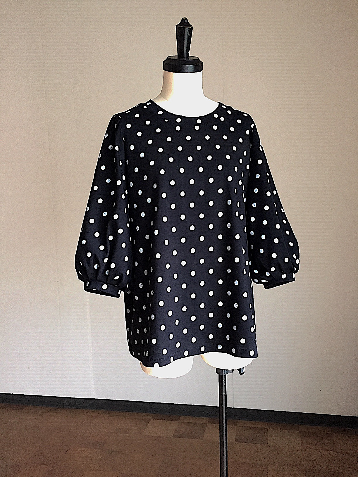 黒地に白の水玉　オシャレな ふっくら袖　綿100％