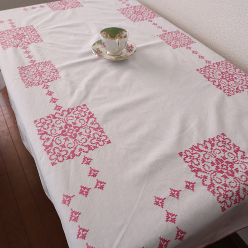 フランスの手仕事/140x100cm ピンク色の糸 繊細なクロスステッチ