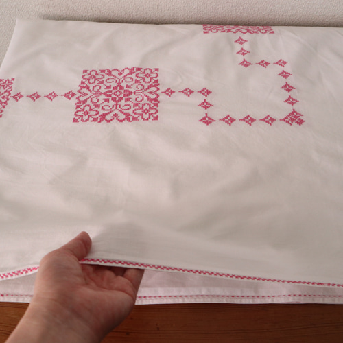 フランスの手仕事/140x100cm ピンク色の糸 繊細なクロスステッチ手刺繍