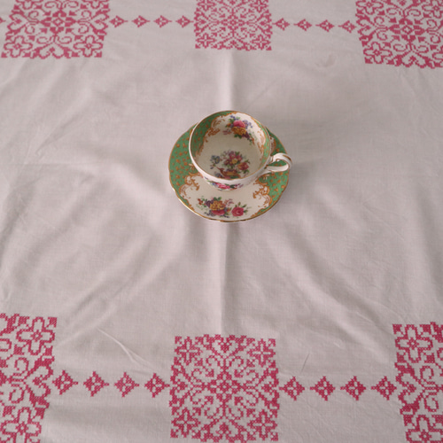 フランスヴィンテージ テーブルクロス　クロスステッチ　刺繍 フランスの手仕事/140x100cm ピンク色の糸 繊細なクロスステッチ手刺繍