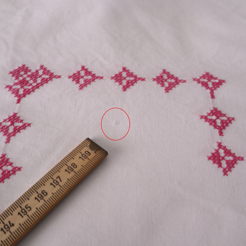 フランスヴィンテージ テーブルクロス　手刺繍　サーモンピンク　ハンドメイド フランスの手仕事/140x100cm ピンク色の糸 繊細なクロスステッチ