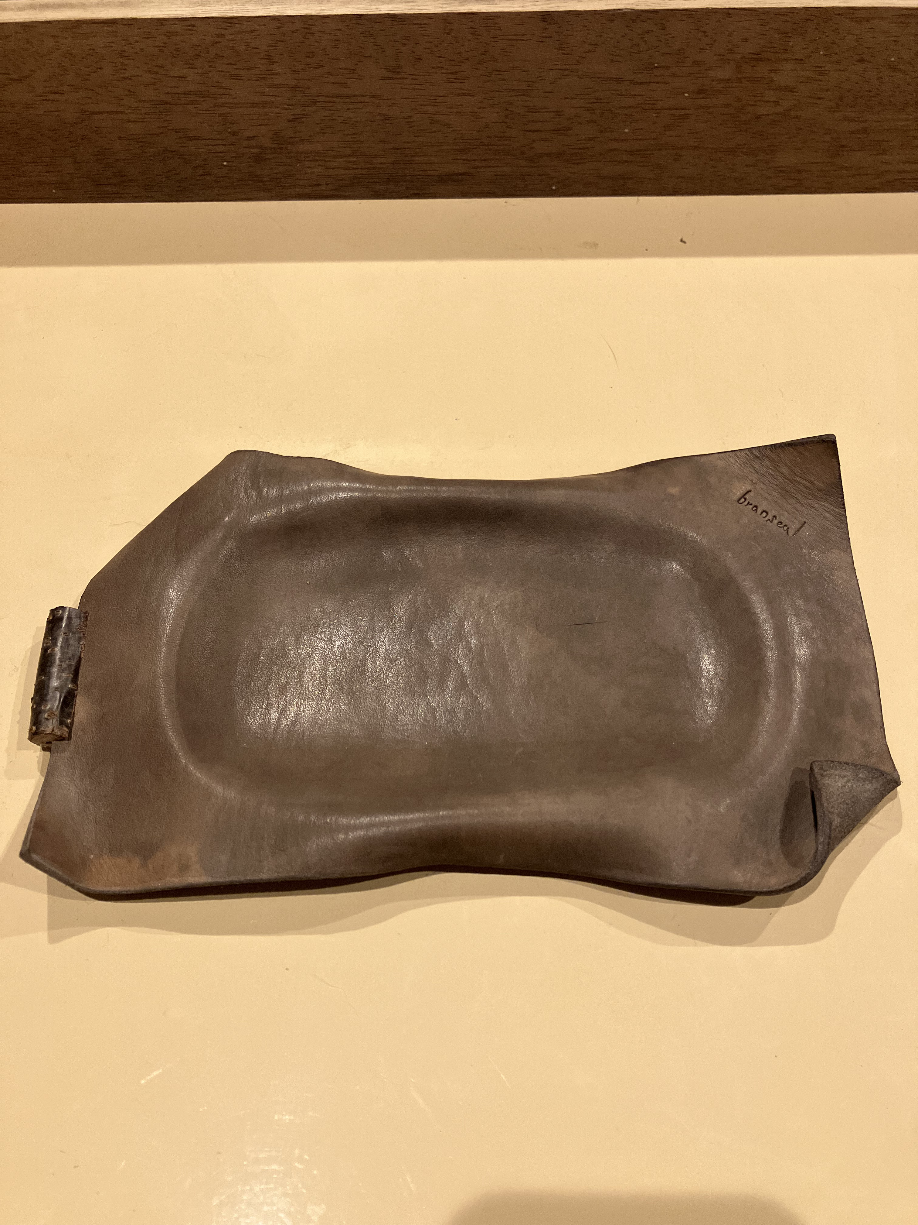 火山灰染めトレイ　　黒毛和牛タンニンなめしレザー