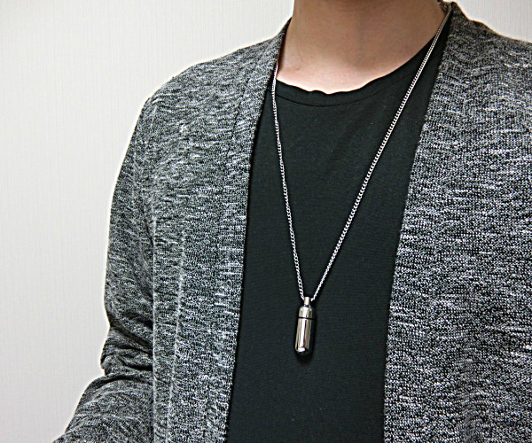 チタン製ピルケースペンダント（内部に硬質ガラス容器付）9月の誕生石（サファイア）ご希望の誕生石のセットも可能です◎日本製