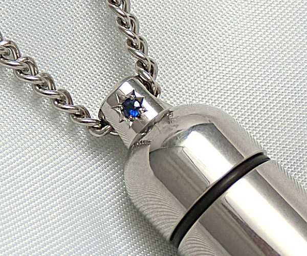 チタン製ピルケースペンダント（内部に硬質ガラス容器付）9月の誕生石（サファイア）ご希望の誕生石のセットも可能です◎日本製