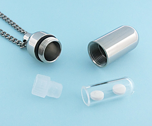 チタン製ピルケースペンダント（内部に硬質ガラス容器付）9月の誕生石（サファイア）ご希望の誕生石のセットも可能です◎日本製