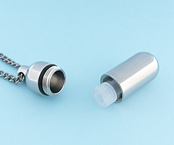 チタン製ピルケースペンダント（内部に硬質ガラス容器付）9月の誕生石（サファイア）ご希望の誕生石のセットも可能です◎日本製