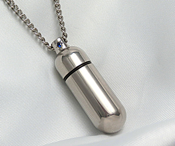 チタン製ピルケースペンダント（内部に硬質ガラス容器付）9月の誕生石（サファイア）ご希望の誕生石のセットも可能です◎日本製