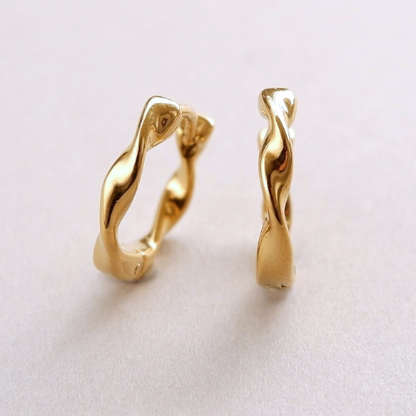 つけっぱなしOK＊ワンタッチフープピアス ひねり サージカルステンレス 316L ゴールド/シルバー 金属アレルギー 2枚目の画像