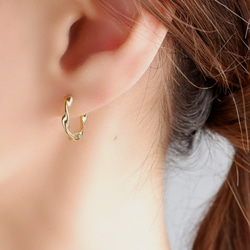 つけっぱなしOK＊ワンタッチフープピアス ひねり サージカルステンレス 316L ゴールド/シルバー 金属アレルギー 3枚目の画像