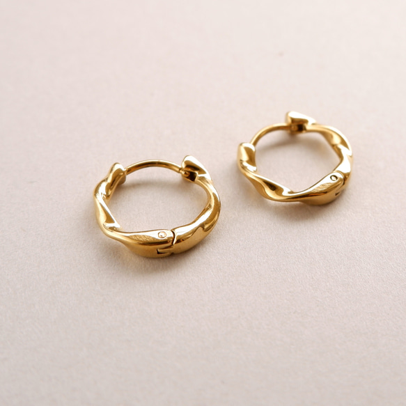 つけっぱなしOK＊ワンタッチフープピアス ひねり サージカルステンレス 316L ゴールド/シルバー 金属アレルギー 6枚目の画像