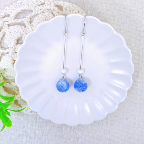 マーブル模様のピアス ブルー 羊毛フェルト ピアス（フック・チェーン  