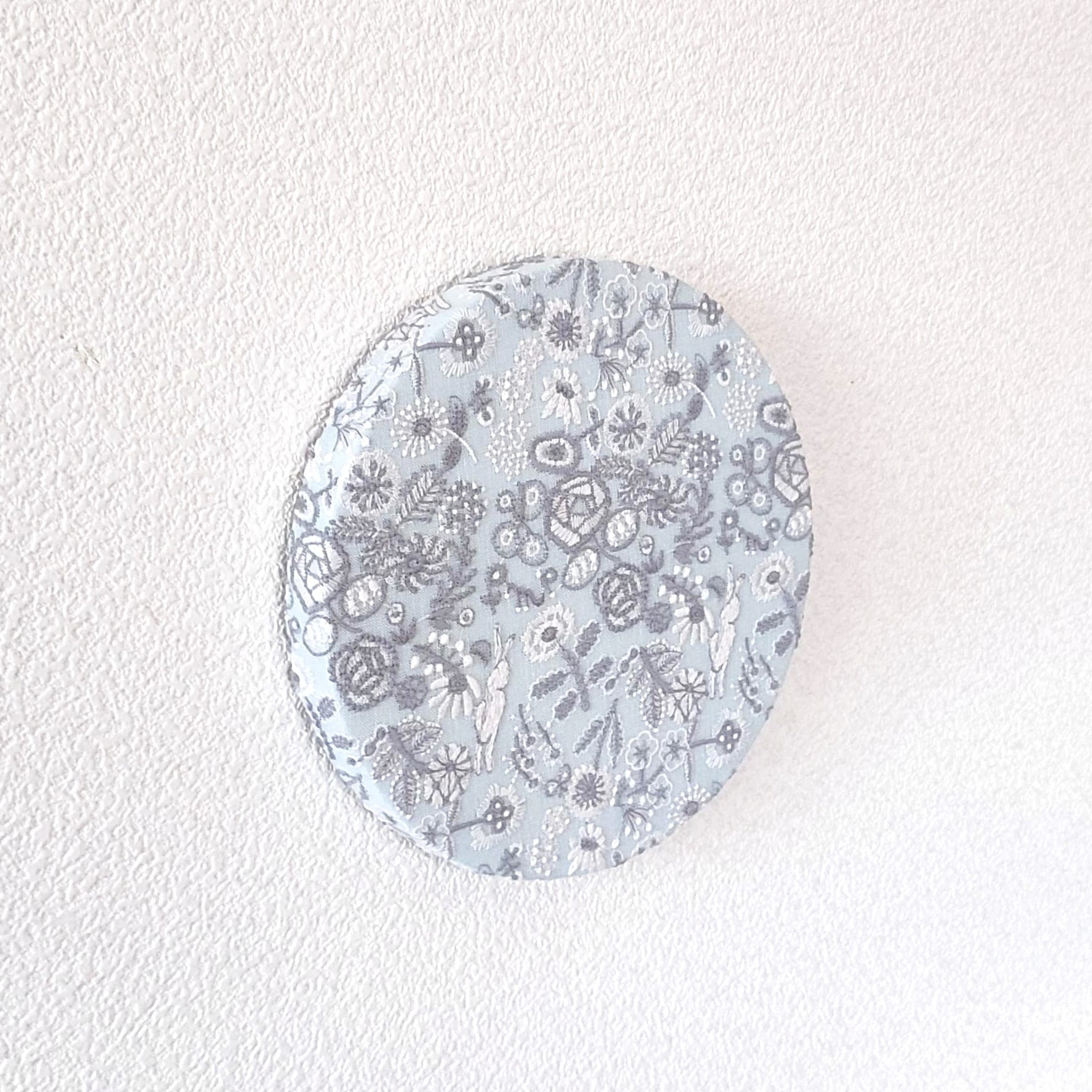 ファブリックパネル　ミナペルホネン　インテリア　ボード　セレブレイト　ライトブルー　うさぎ　花　刺繍　プレゼント　お祝い