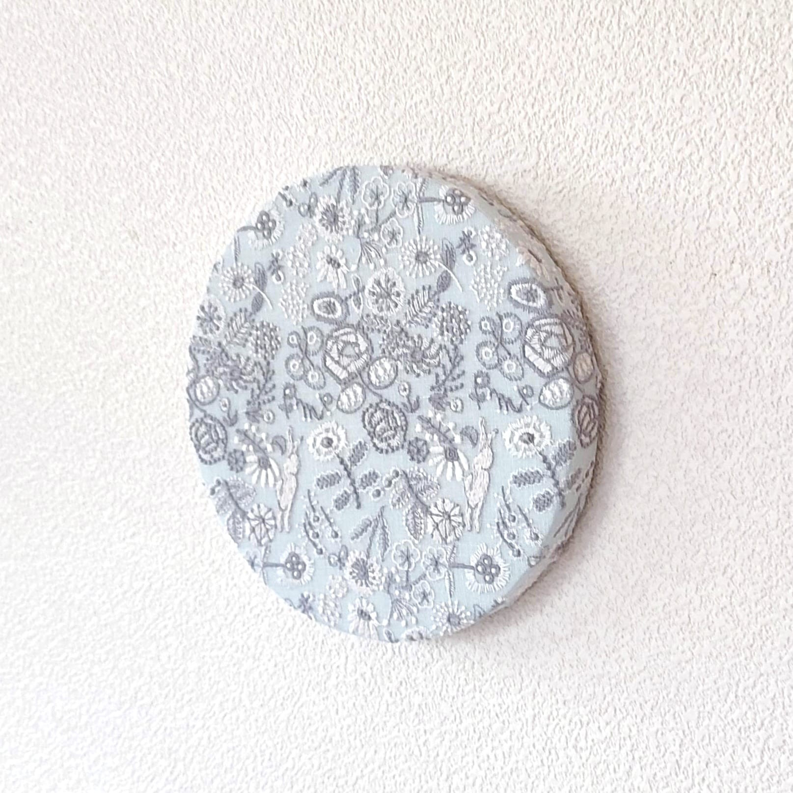 ファブリックパネル　ミナペルホネン　インテリア　ボード　セレブレイト　ライトブルー　うさぎ　花　刺繍　プレゼント　お祝い