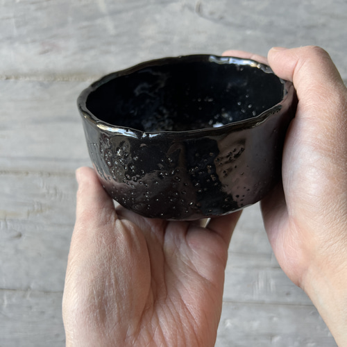 黒楽茶碗　手びねり　作家物　銘あり　抹茶茶碗　陶芸 Amazon.co.jp: 黒楽茶碗 手びねり 作家物 銘あり 抹茶茶碗 陶芸