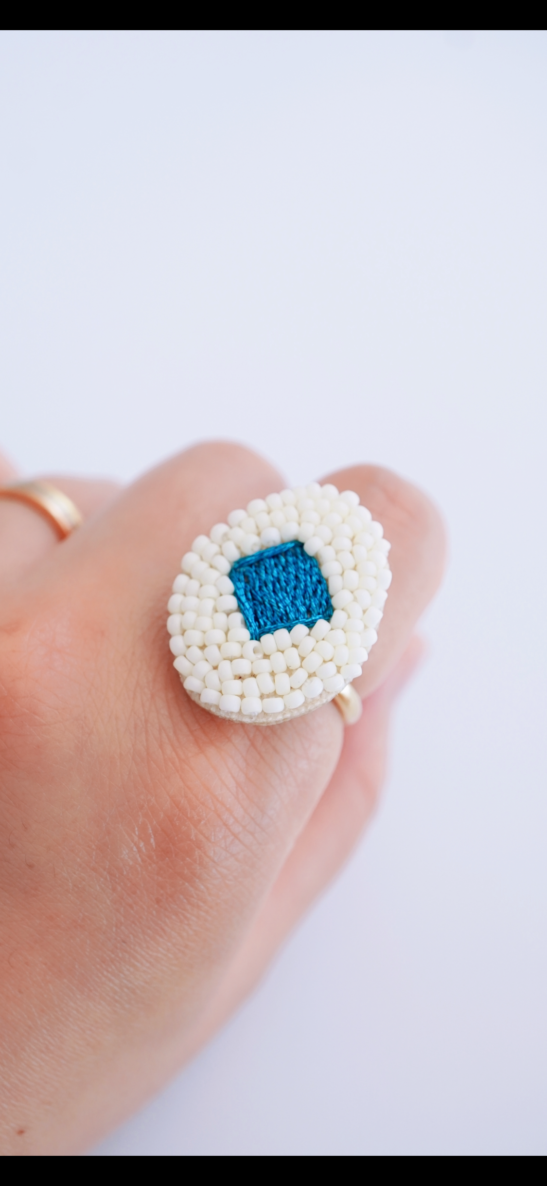 handmade 刺繍糸とビーズで作った指輪とピアスのセットです