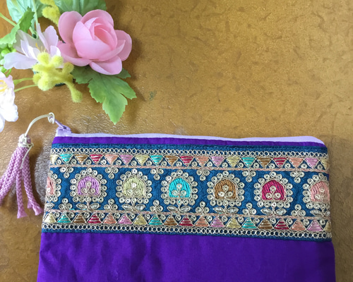 インド刺繍テープのポーチ（赤紫の生地と藍色にインド刺繍