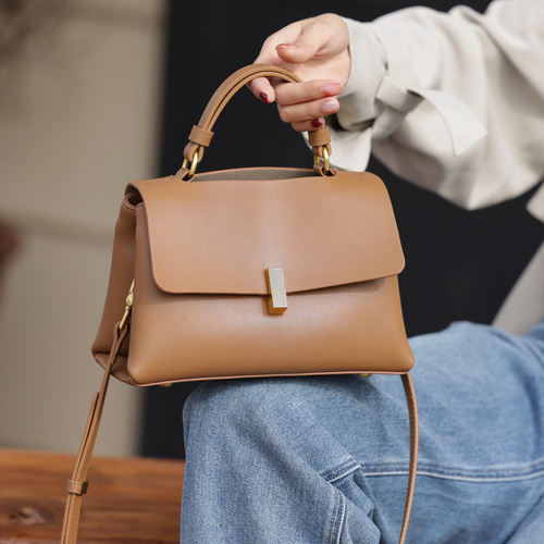 クラシック100%レザー※斜ショルダーバッグ※手持ちバッグ※軽量で  