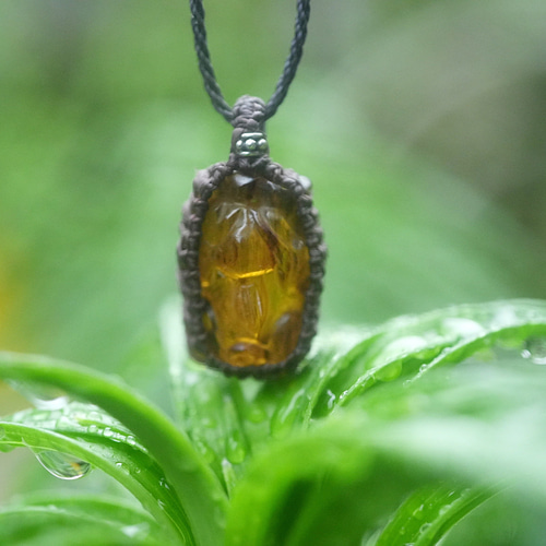 手彫りきのこ☆琥珀☆アンバー マクラメマクラメネックレス1597